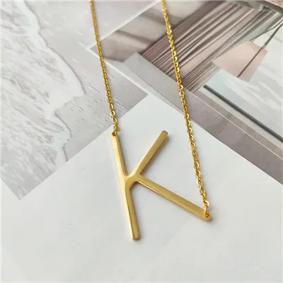 Pozlacený náhrdelník s ležícím řetízkem s písmenem K