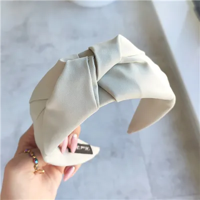 Elegantní látková čelenka do vlasů s uzlem Caroline Pastel Green
