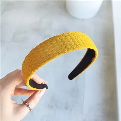 Elegantní čelenka do vlasů s reliéfem Sally Yellow