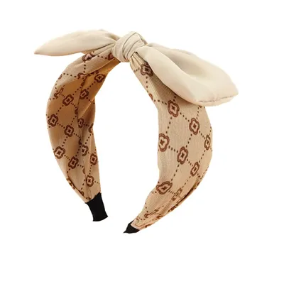 PIN UP TURBANKA S VČELÍM COOKARDEM BRONZOVÁ