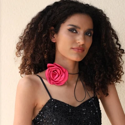 ROSES FUSSION choker náhrdelník XL dekorativní krk květ růže na řemínku