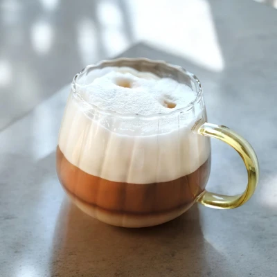 Sklenice s vlnitými stěnami a zlatým uchem 1ks 400ml Tulipány GOLD