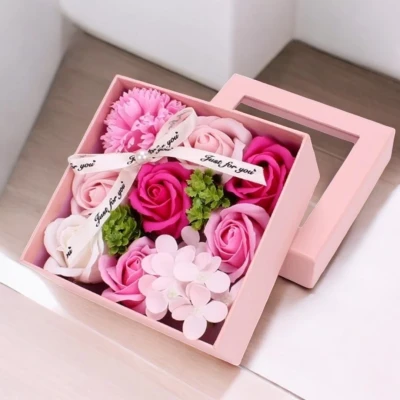 Kytice mýdlových květů v dekorativní krabičce Rosy Delight