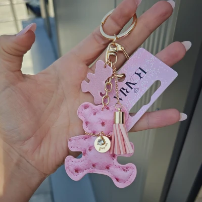 Fuchsiová kožená klíčenka s medvědem a střapcem Růžová