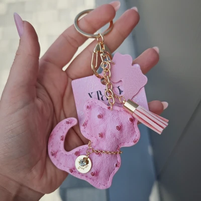 Kožená klíčenka KOTEK růžová se střapci