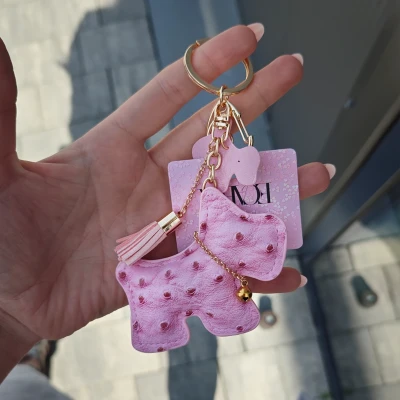 Růžový kožený přívěsek na klíče se střapci