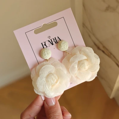 Tylové náušnice "Flora Elegance" - výrazné květy na krémové tyčince