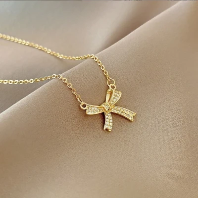 Náhrdelník "Sparkle Bow" - s mašlí osázenou zirkony | 14karátové zlato | Chirurgická ocel