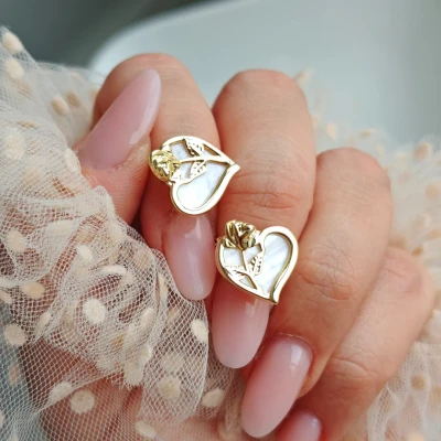 Náušnice "Pearl Rose" - srdce s růží u ucha, elegantní kouzlo ve zlatě